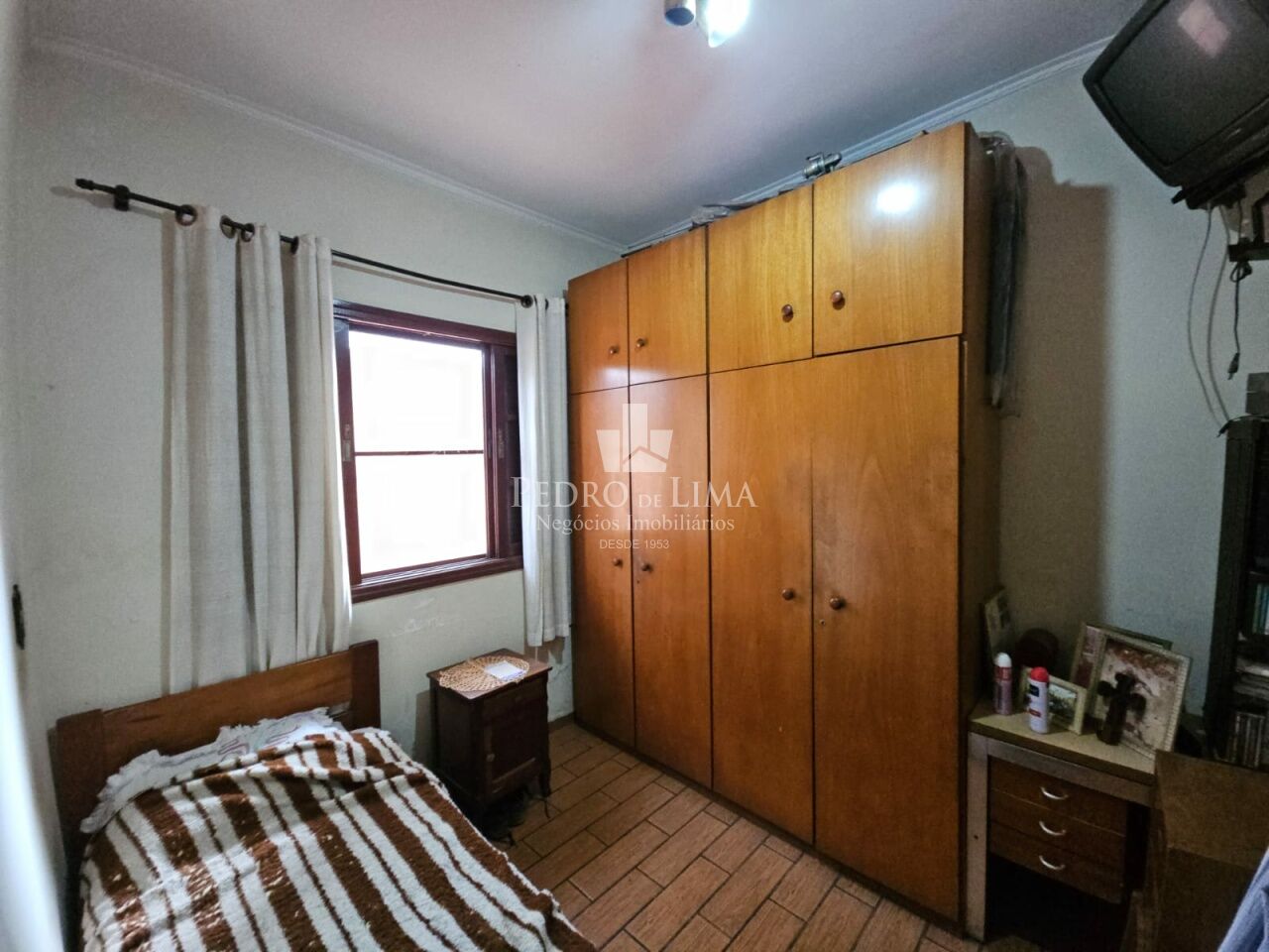 Casa térrea de 2 dormitórios, 2 vagas, 1 banheiro e edícula, na região Penha.