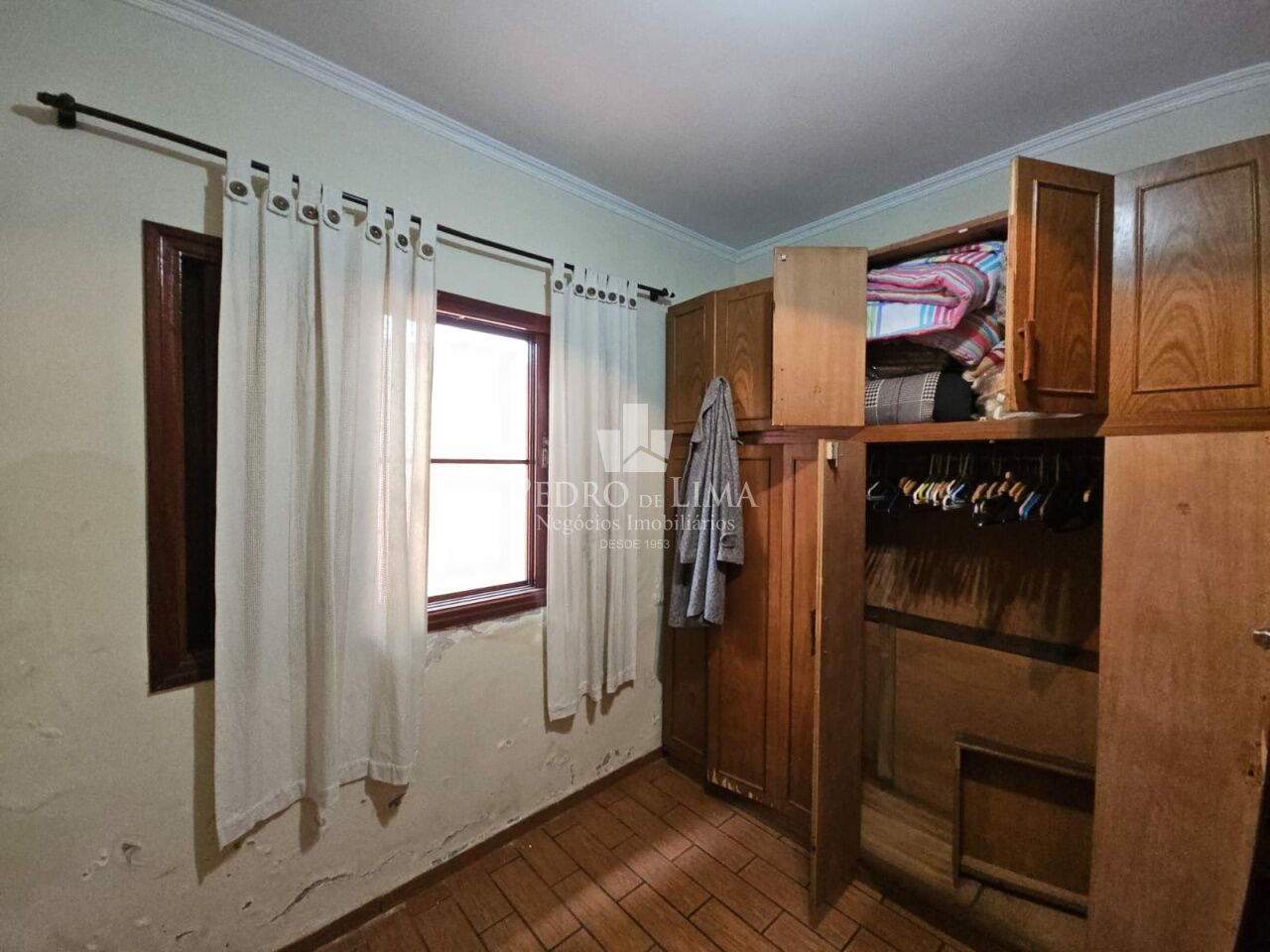 Casa térrea de 2 dormitórios, 2 vagas, 1 banheiro e edícula, na região Penha.