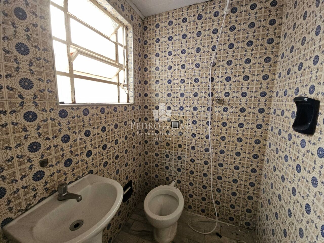 Casa térrea de 2 dormitórios, 2 vagas, 1 banheiro e edícula, na região Penha.