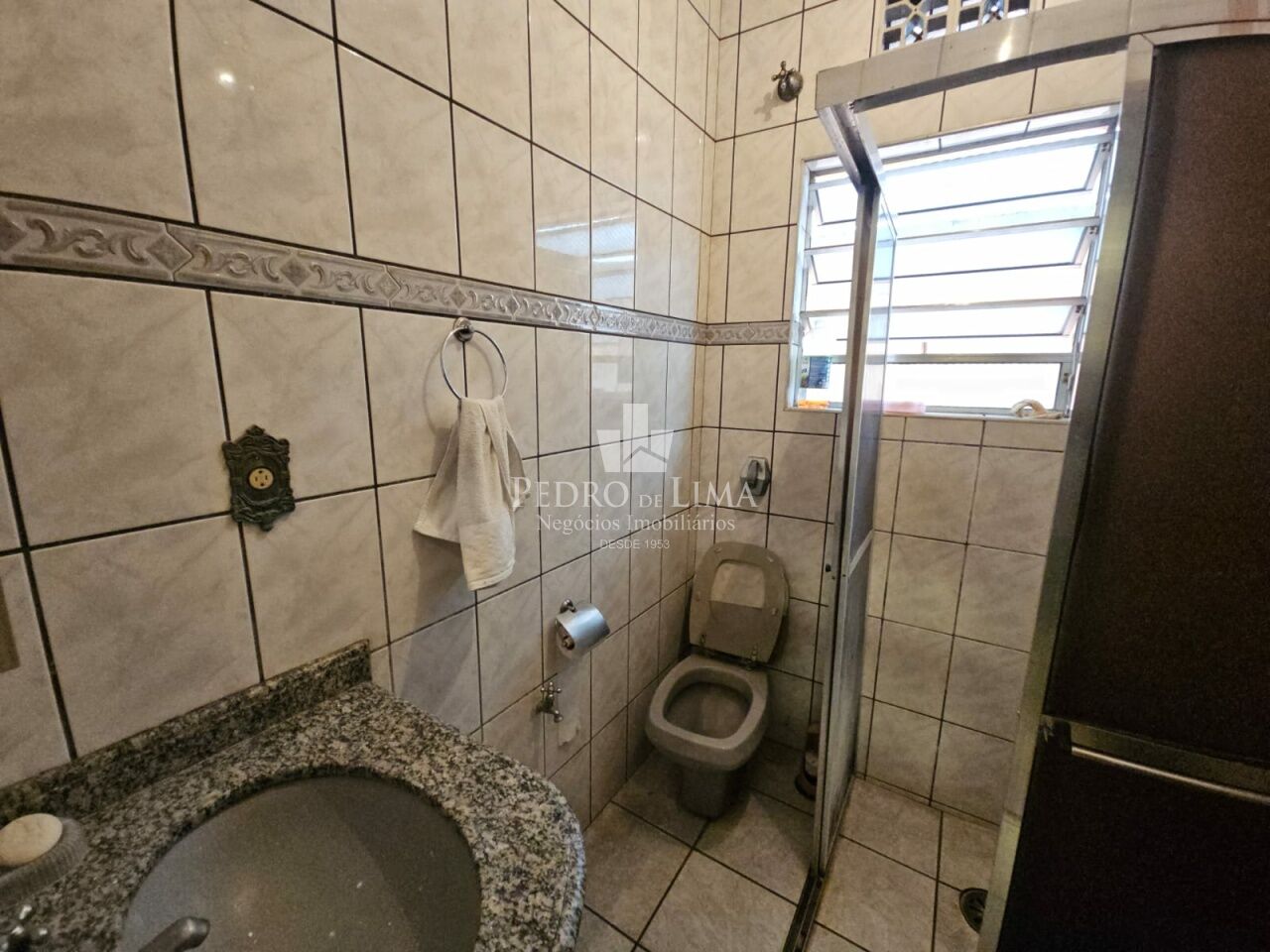 Casa térrea de 2 dormitórios, 2 vagas, 1 banheiro e edícula, na região Penha.