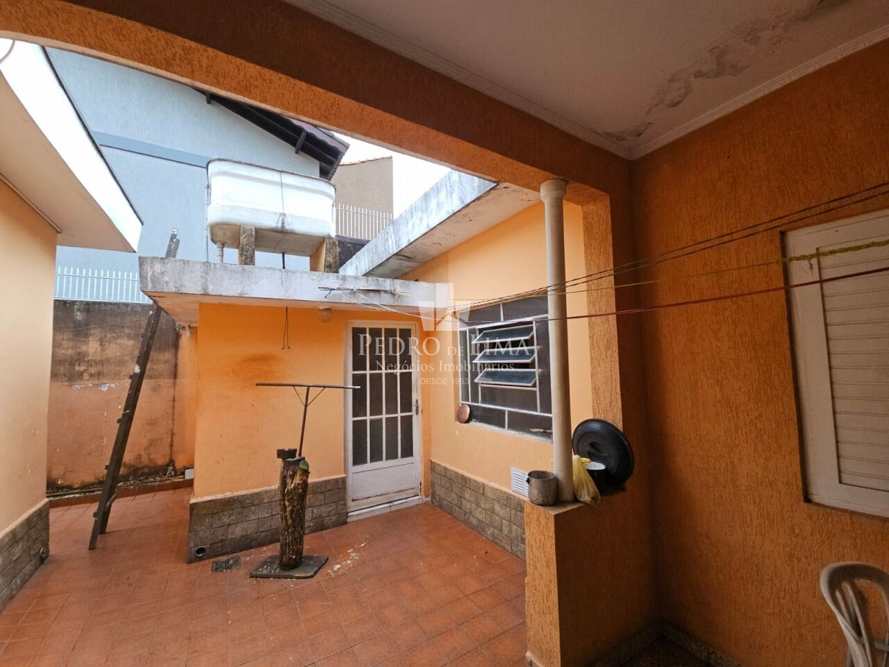 Casa térrea de 2 dormitórios, 2 vagas, 1 banheiro e edícula, na região Penha.