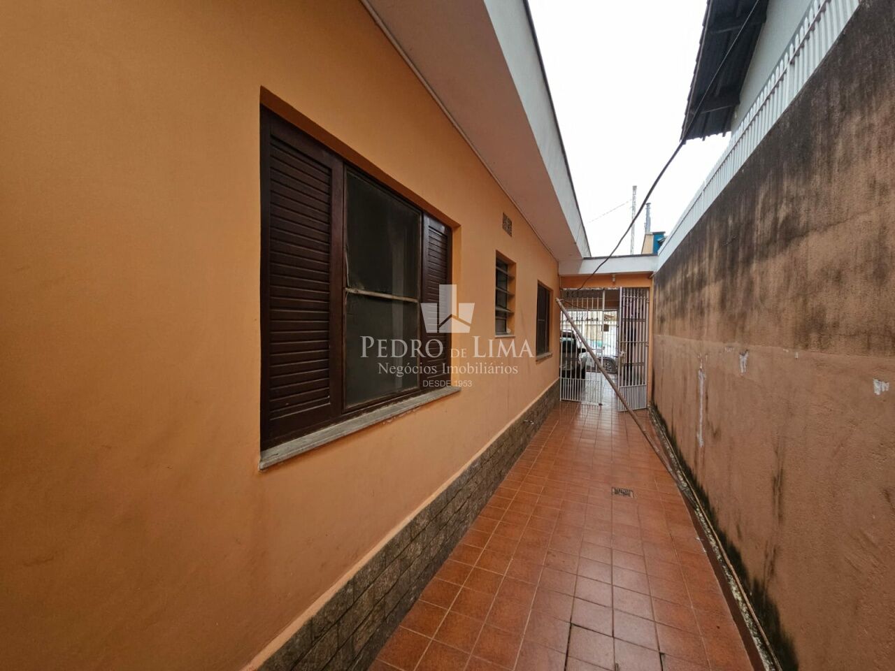 Casa térrea de 2 dormitórios, 2 vagas, 1 banheiro e edícula, na região Penha.