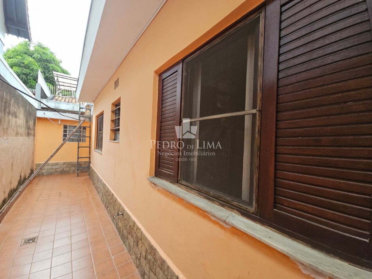 Casa térrea de 2 dormitórios, 2 vagas, 1 banheiro e edícula, na região Penha.