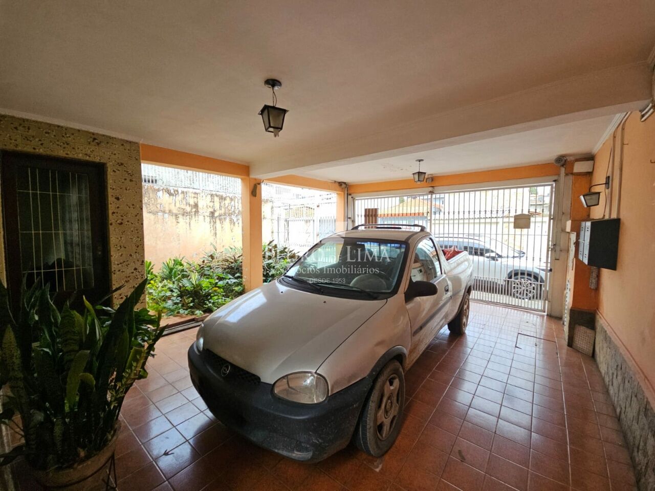 Casa térrea de 2 dormitórios, 2 vagas, 1 banheiro e edícula, na região Penha.