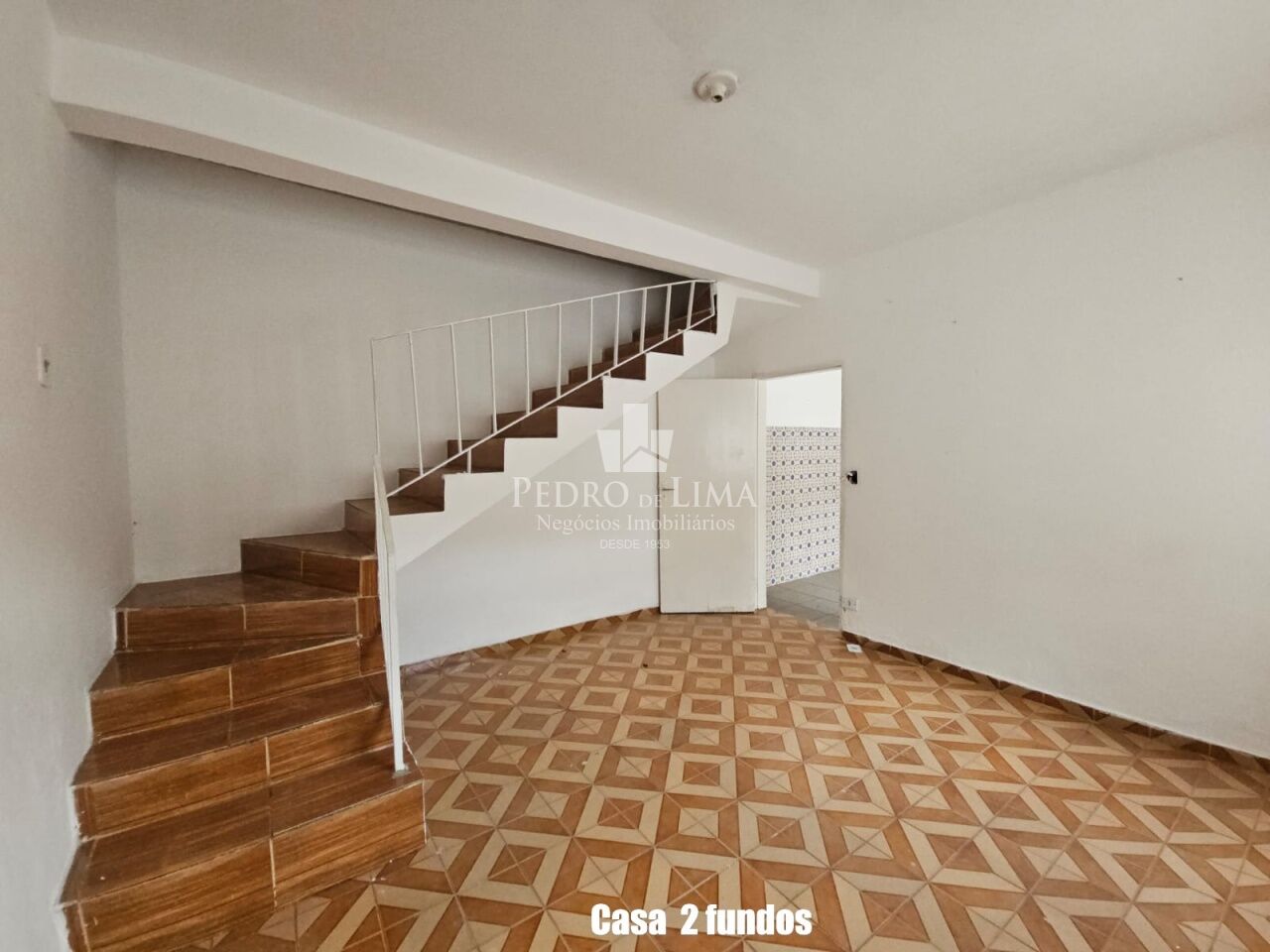 Casa térrea, mais sobrado no mesmo terrenos, 4 dormitórios, 2 vagas, na Penha.