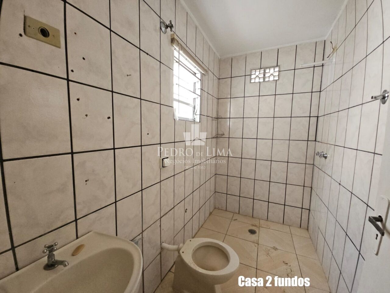 Casa térrea, mais sobrado no mesmo terrenos, 4 dormitórios, 2 vagas, na Penha.