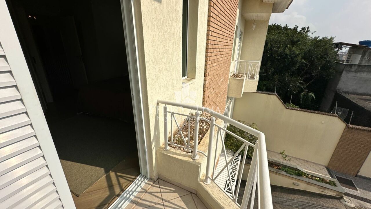 Sobrado de Condomínio á venda na Penha, 164 m² três quartos sendo 1 suíte e 4 vagas de garagem 