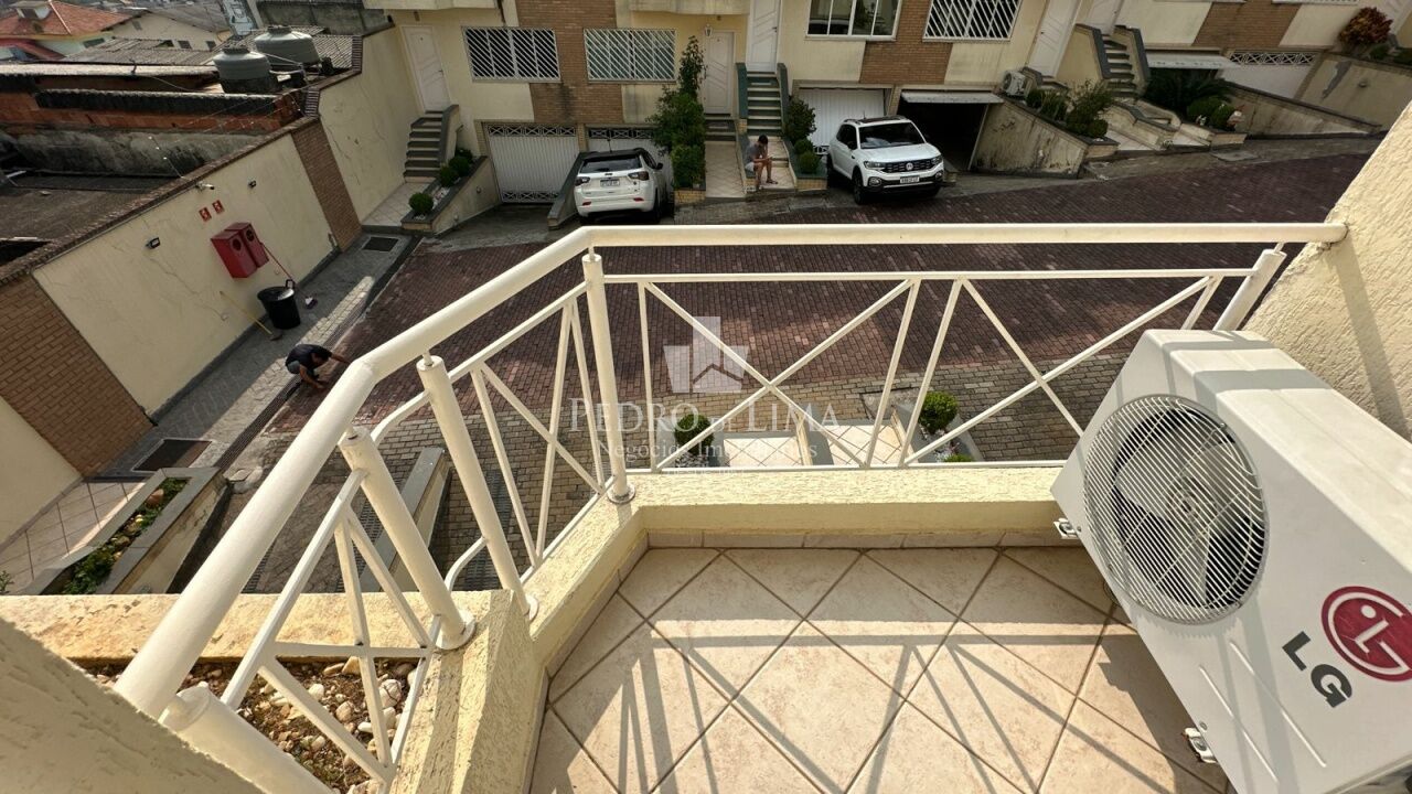 Sobrado de Condomínio á venda na Penha, 164 m² três quartos sendo 1 suíte e 4 vagas de garagem 
