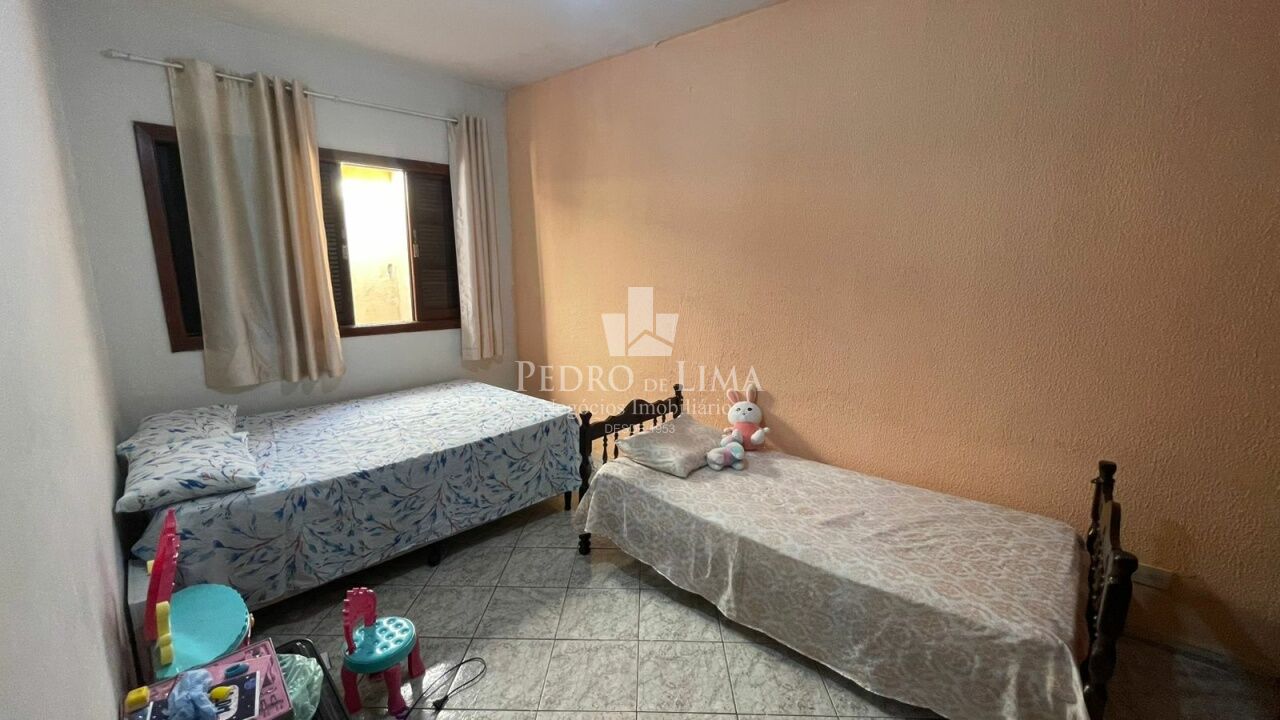 Casa térrea 2 quartos, sendo 1 suíte, 3 vagas, na Penha.