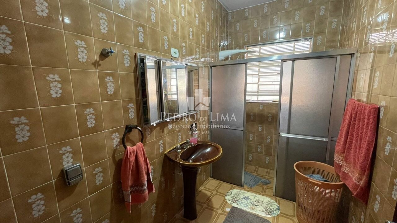 Casa térrea 2 quartos, sendo 1 suíte, 3 vagas, na Penha.