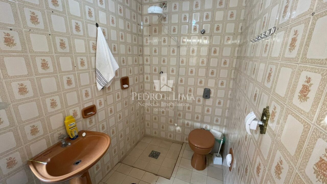 Casa térrea 2 quartos, sendo 1 suíte, 3 vagas, na Penha.