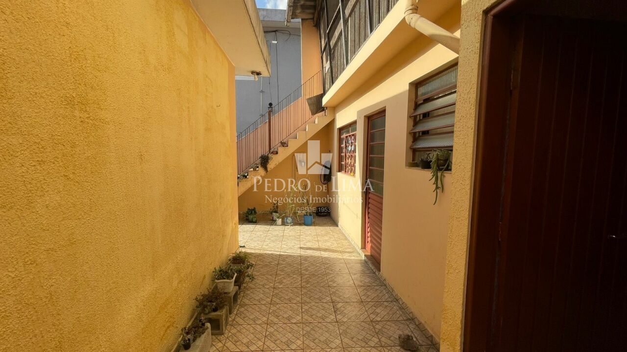 Casa térrea 2 quartos, sendo 1 suíte, 3 vagas, na Penha.