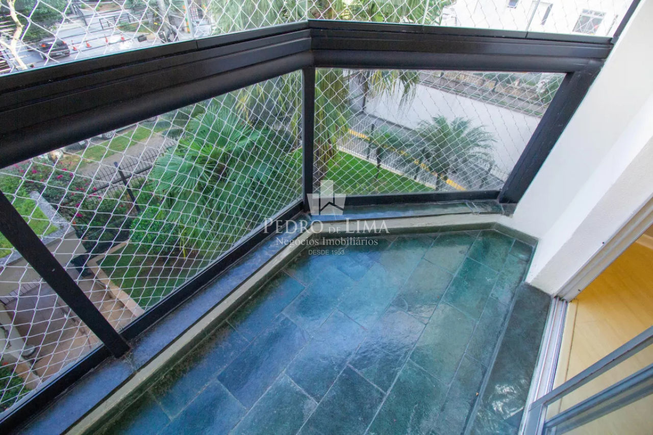 Apartamento semi mobiliado com 3 quartos sendo um deles suíte no Tatuapé