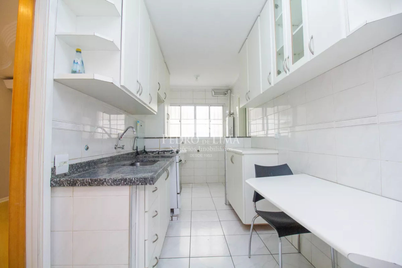 Apartamento semi mobiliado com 3 quartos sendo um deles suíte no Tatuapé