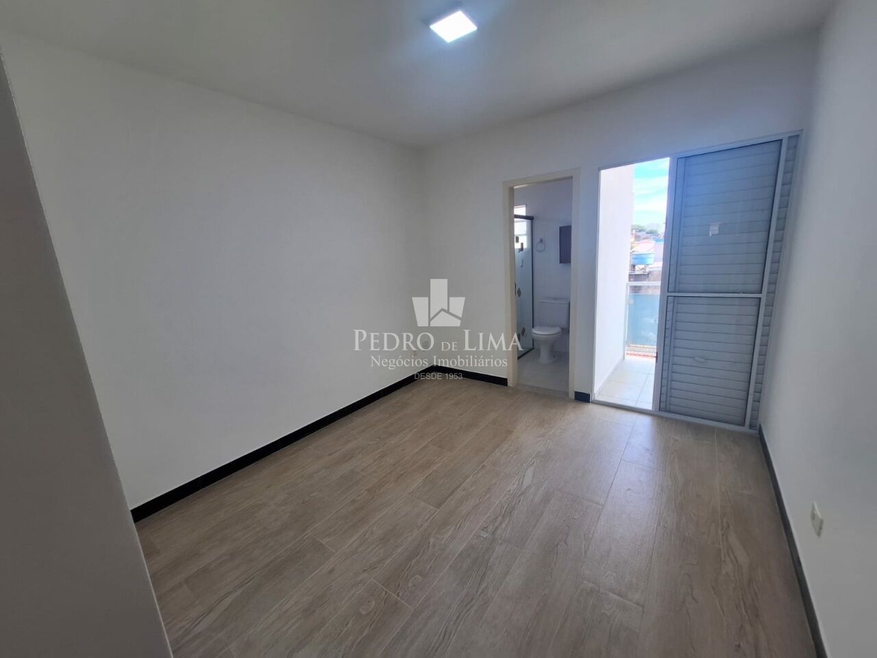 Sobrado no Patriarca com 3 suítes e 6 vagas na Vila Matilde