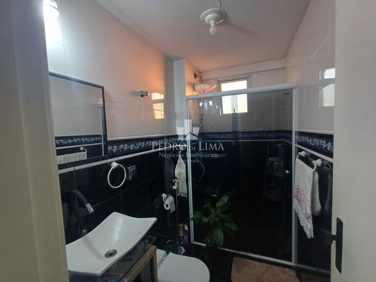 Apartamento em andar alto, com vista livre conta com 69m², 2 quartos, uma vaga de garagem na Penha
