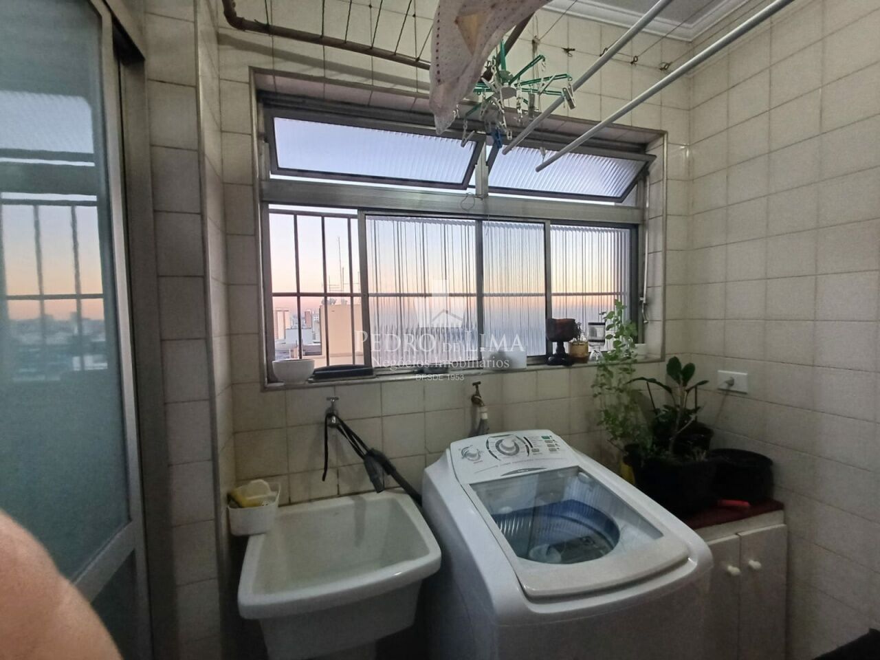 Apartamento em andar alto, com vista livre conta com 69m², 2 quartos, uma vaga de garagem na Penha