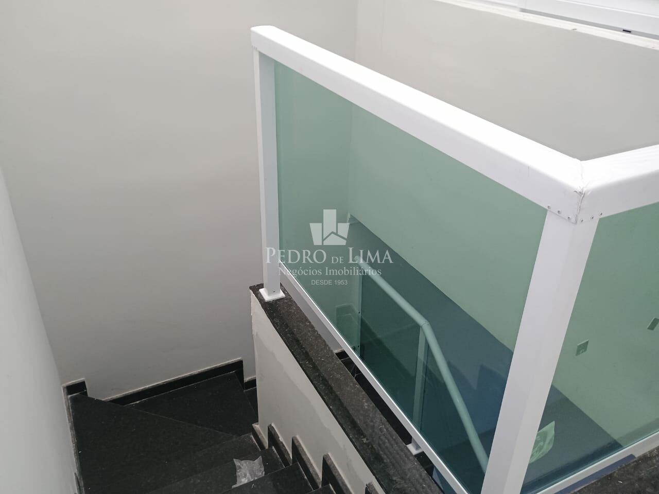 Sobrado frontal com 3 quartos sendo 1 suite, 1 vaga e sacada no Arthur Alvim