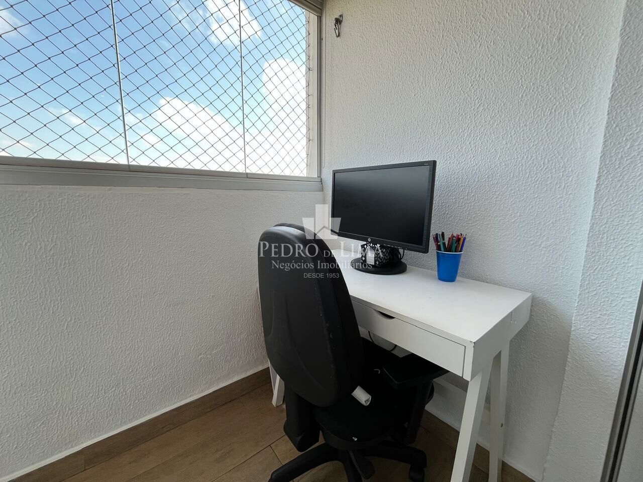 Apartamento na Penha andar alto com 2 quartos, sala com sacada envidraçada e 2 vagas de garagem.