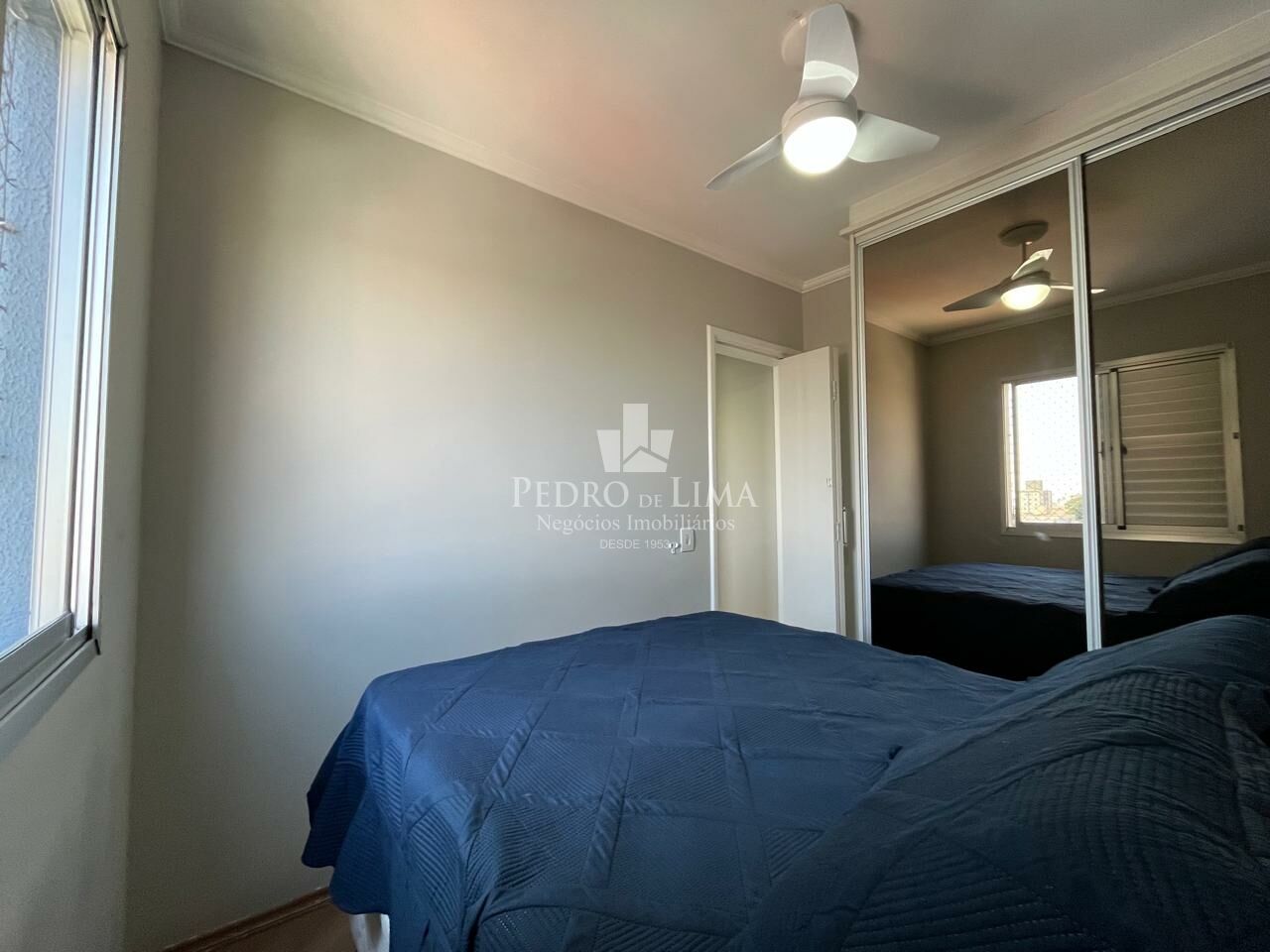Apartamento na Penha andar alto com 2 quartos, sala com sacada envidraçada e 2 vagas de garagem.