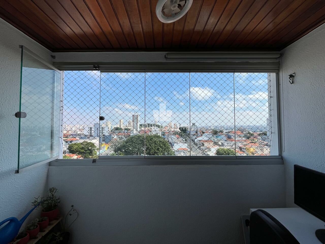 Apartamento na Penha andar alto com 2 quartos, sala com sacada envidraçada e 2 vagas de garagem.