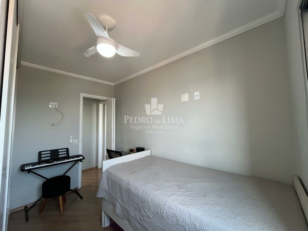 Apartamento na Penha andar alto com 2 quartos, sala com sacada envidraçada e 2 vagas de garagem.