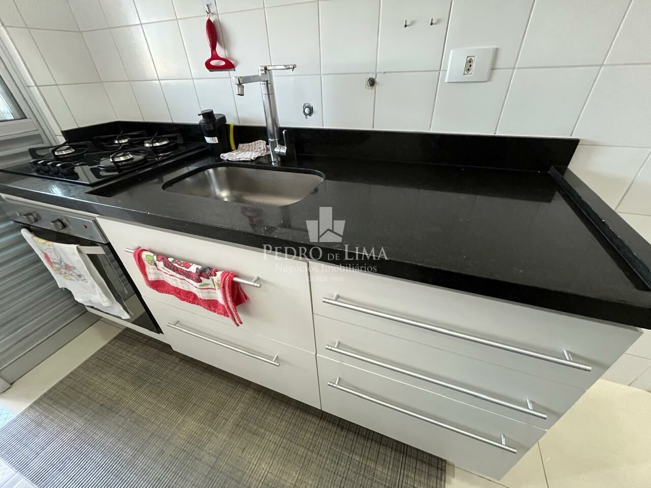 Apartamento na Penha andar alto com 2 quartos, sala com sacada envidraçada e 2 vagas de garagem.