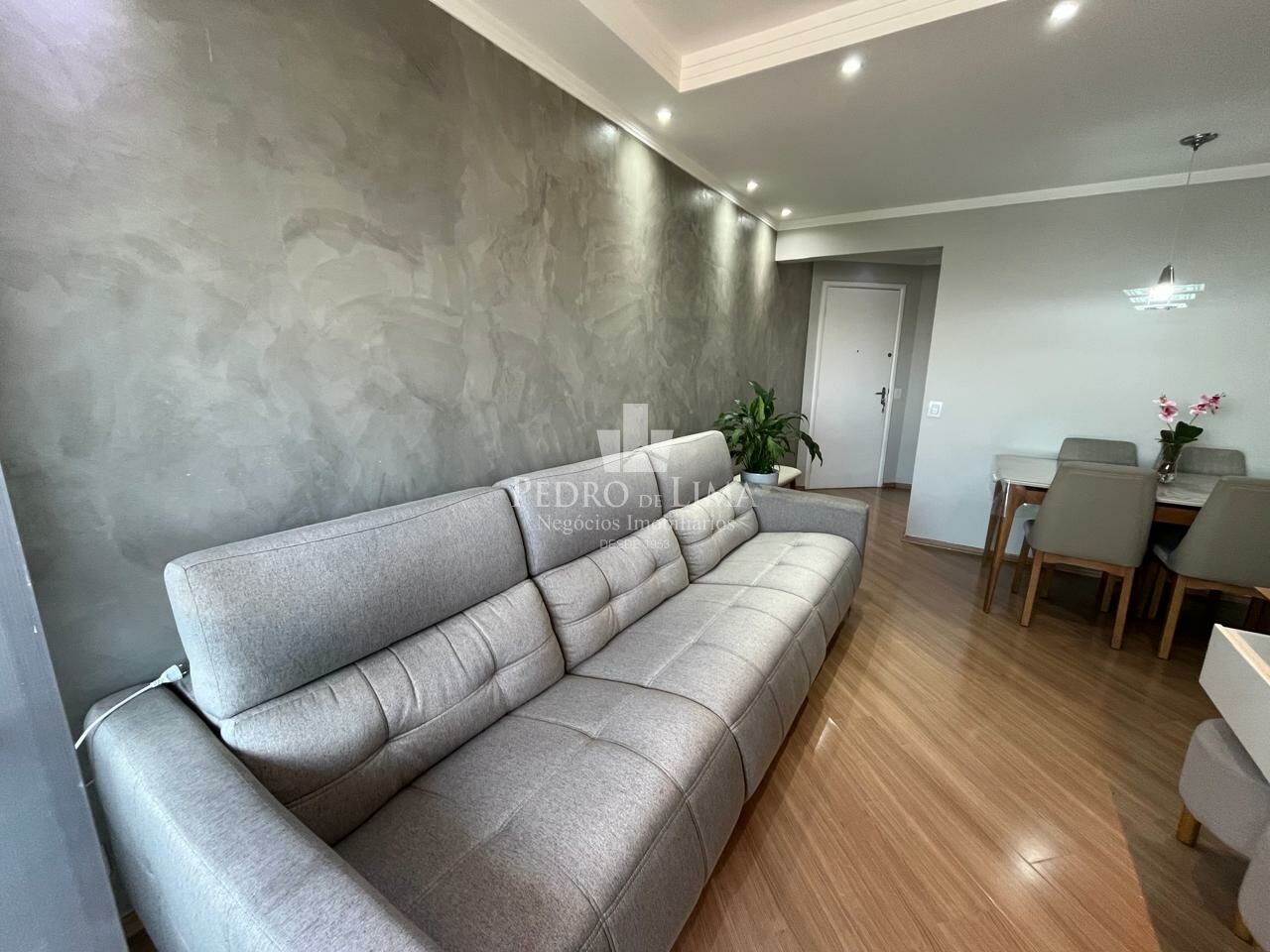 Apartamento na Penha andar alto com 2 quartos, sala com sacada envidraçada e 2 vagas de garagem.