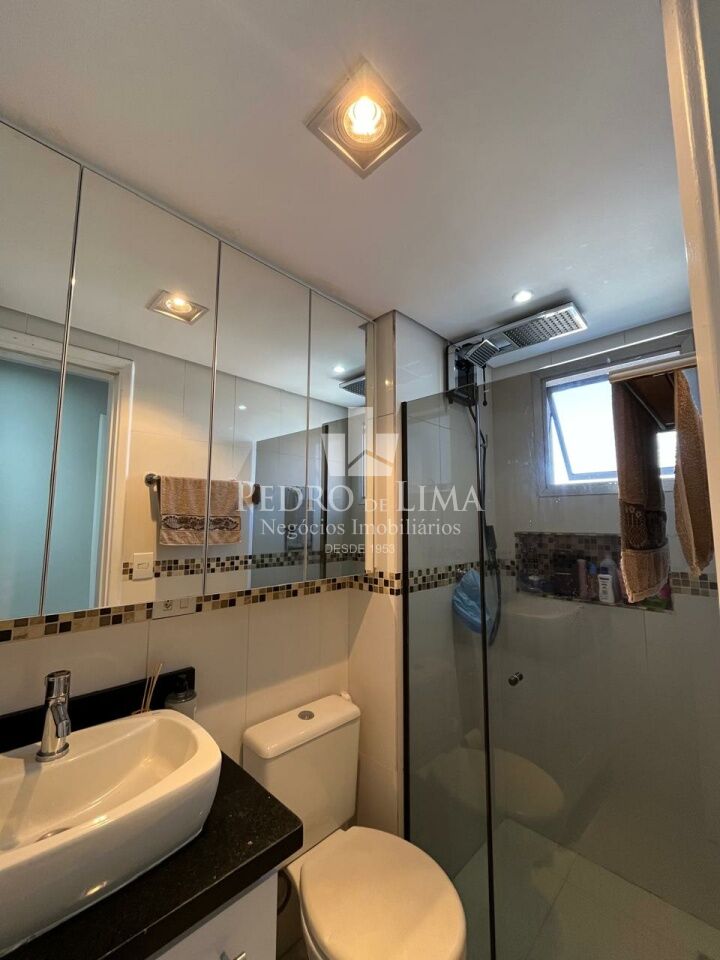 Apartamento na Penha andar alto com 2 quartos, sala com sacada envidraçada e 2 vagas de garagem.