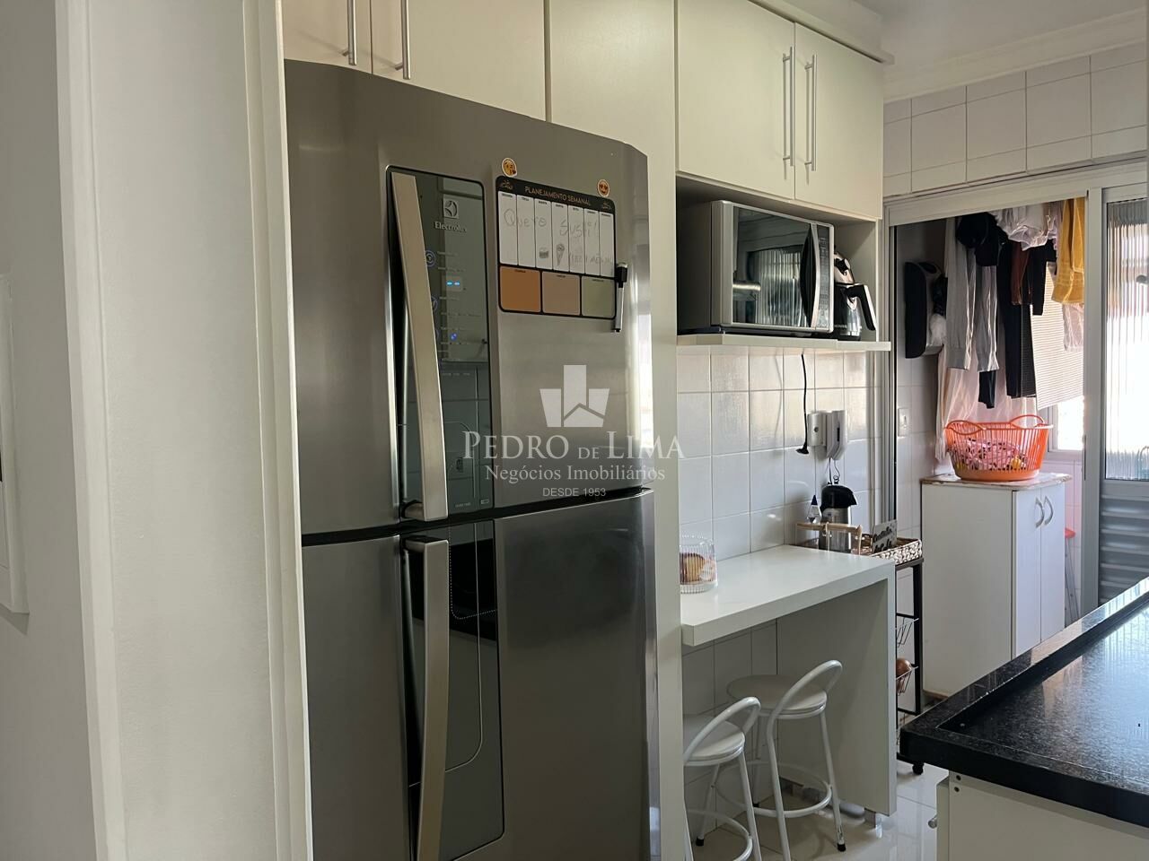 Apartamento na Penha andar alto com 2 quartos, sala com sacada envidraçada e 2 vagas de garagem.