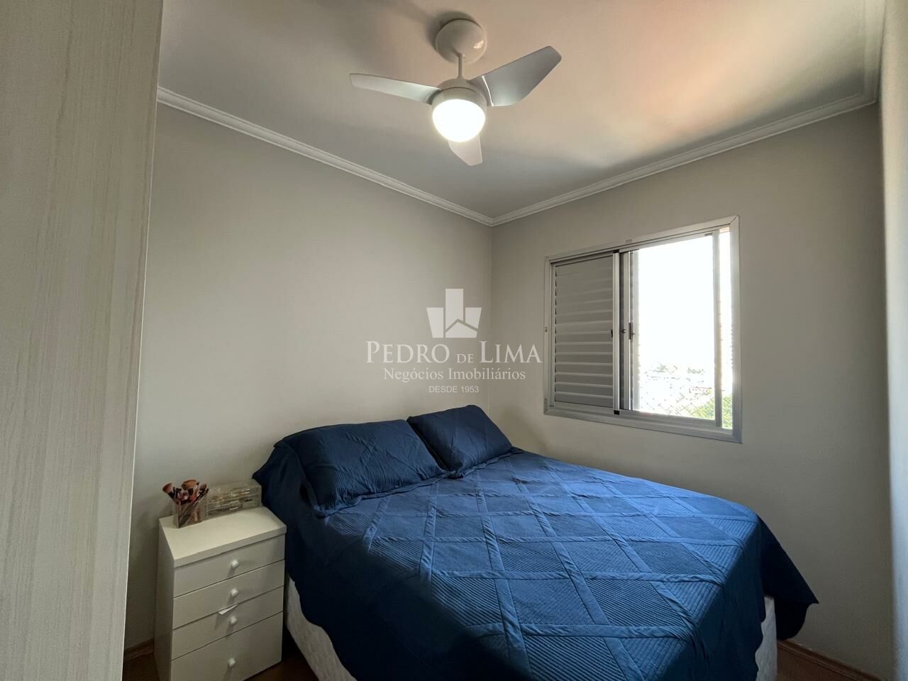 Apartamento na Penha andar alto com 2 quartos, sala com sacada envidraçada e 2 vagas de garagem.