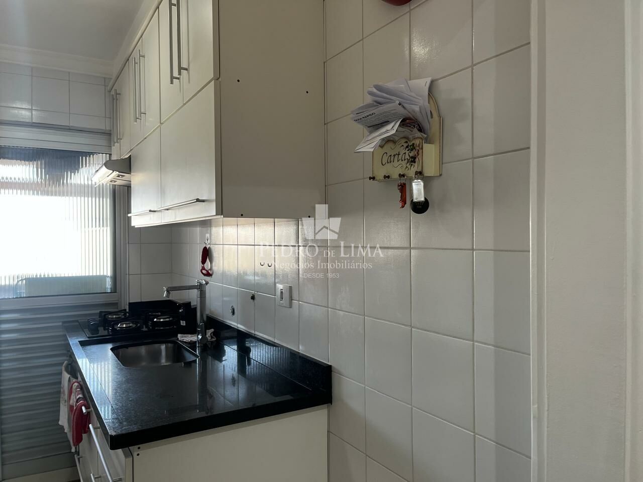 Apartamento na Penha andar alto com 2 quartos, sala com sacada envidraçada e 2 vagas de garagem.