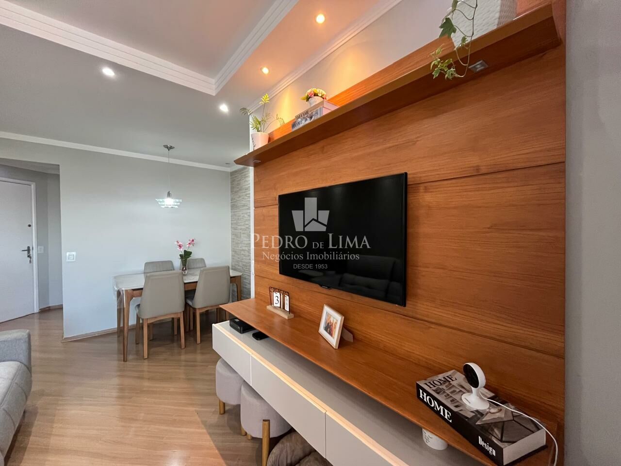 imagem do imovel Apartamento na Penha andar alto com 2 quartos, sala com sacada envidraçada e 2 vagas de garagem. ref: PE43076