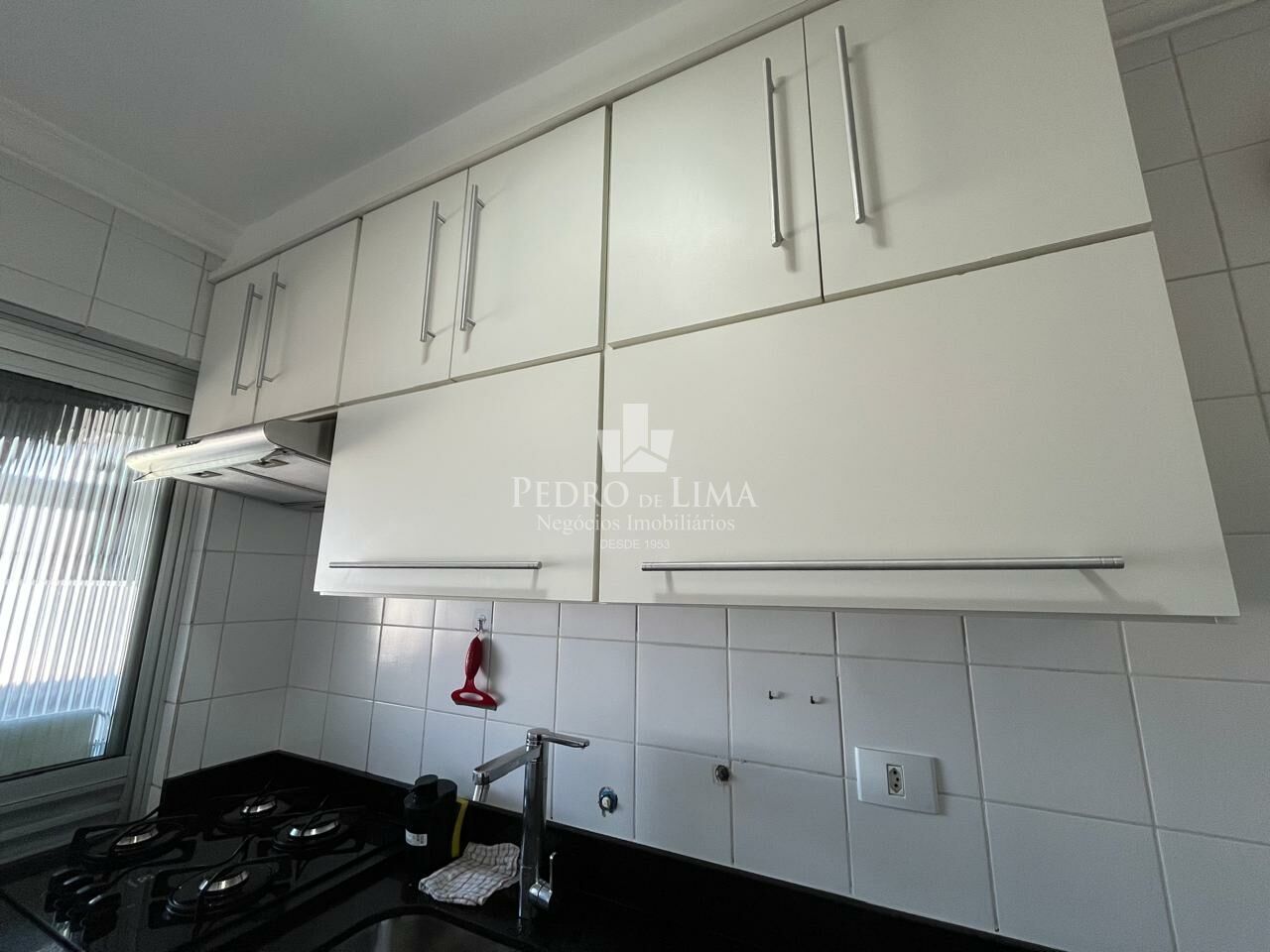 Apartamento na Penha andar alto com 2 quartos, sala com sacada envidraçada e 2 vagas de garagem.