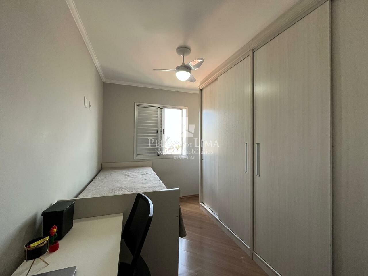 Apartamento na Penha andar alto com 2 quartos, sala com sacada envidraçada e 2 vagas de garagem.