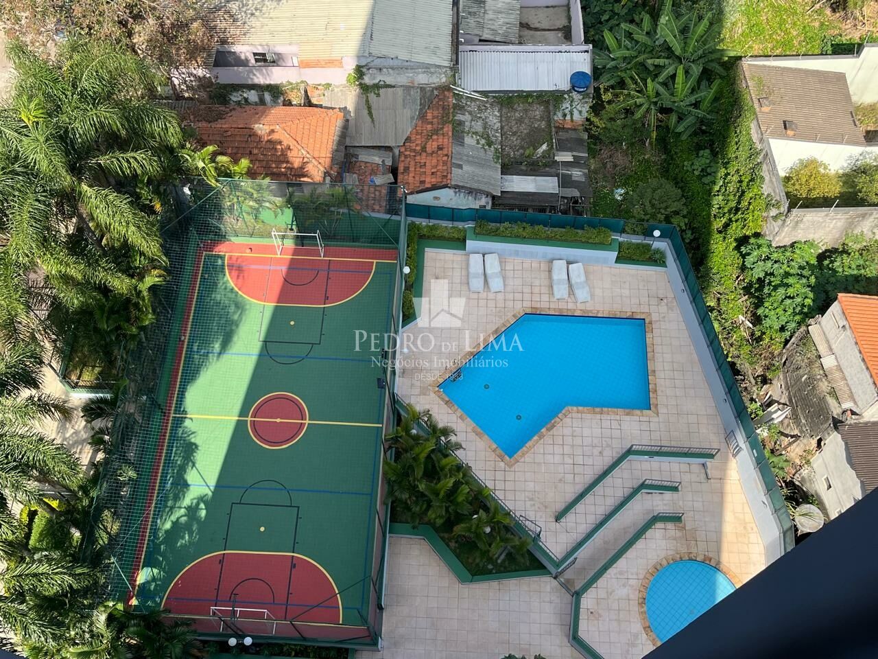 Apartamento na Penha andar alto com 2 quartos, sala com sacada envidraçada e 2 vagas de garagem.