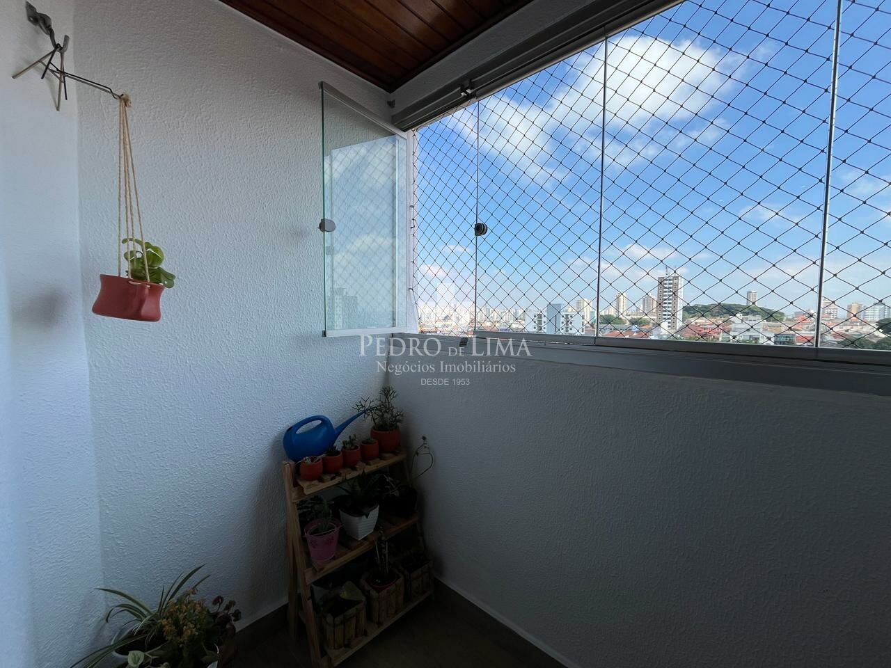 Apartamento na Penha andar alto com 2 quartos, sala com sacada envidraçada e 2 vagas de garagem.