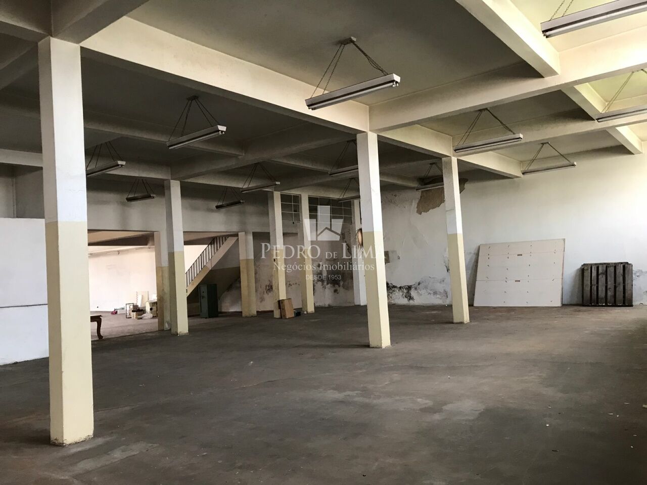 Conjunto de Salões na Av. Itinguçu , com 2.400 m² útil, no Melhor Ponto Comercial da Vila Ré! 