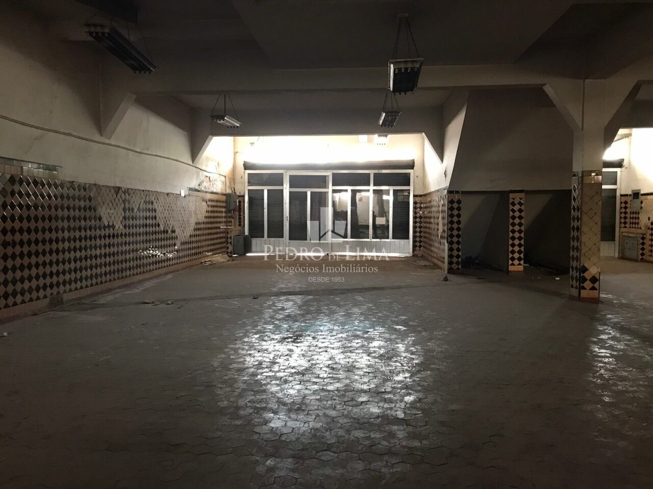 Conjunto de Salões na Av. Itinguçu , com 2.400 m² útil, no Melhor Ponto Comercial da Vila Ré! 