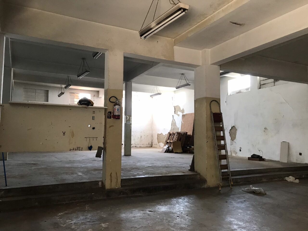 Conjunto de Salões na Av. Itinguçu , com 2.400 m² útil, no Melhor Ponto Comercial da Vila Ré! 