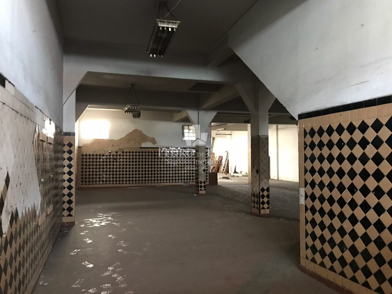 Conjunto de Salões na Av. Itinguçu , com 2.400 m² útil, no Melhor Ponto Comercial da Vila Ré! 