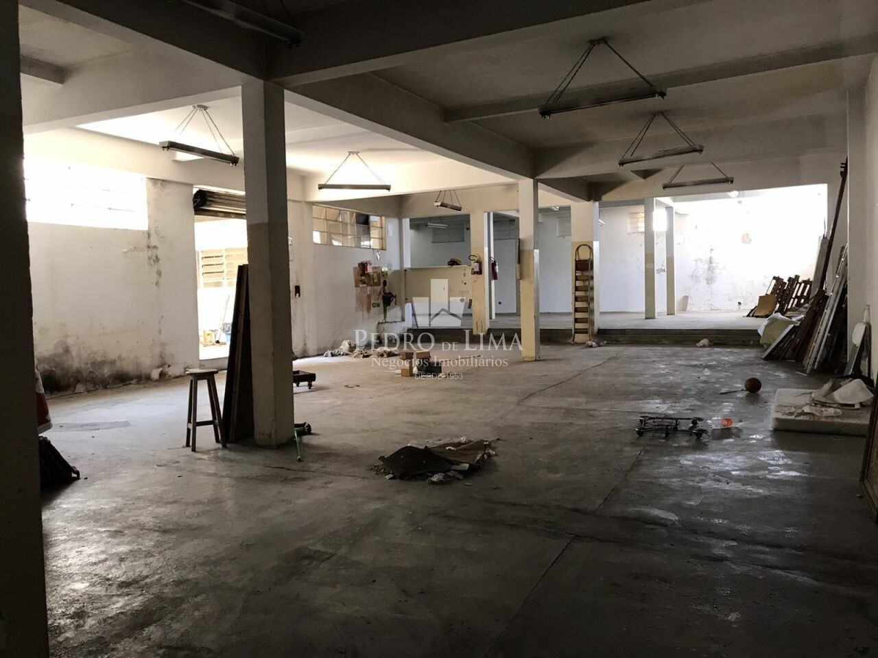 Conjunto de Salões na Av. Itinguçu , com 2.400 m² útil, no Melhor Ponto Comercial da Vila Ré! 