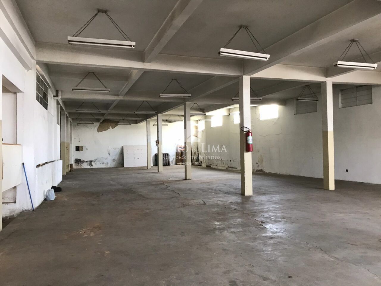 Conjunto de Salões na Av. Itinguçu , com 2.400 m² útil, no Melhor Ponto Comercial da Vila Ré! 
