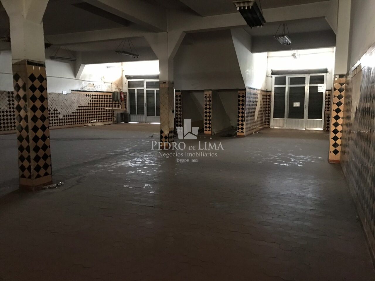 Conjunto de Salões na Av. Itinguçu , com 2.400 m² útil, no Melhor Ponto Comercial da Vila Ré! 