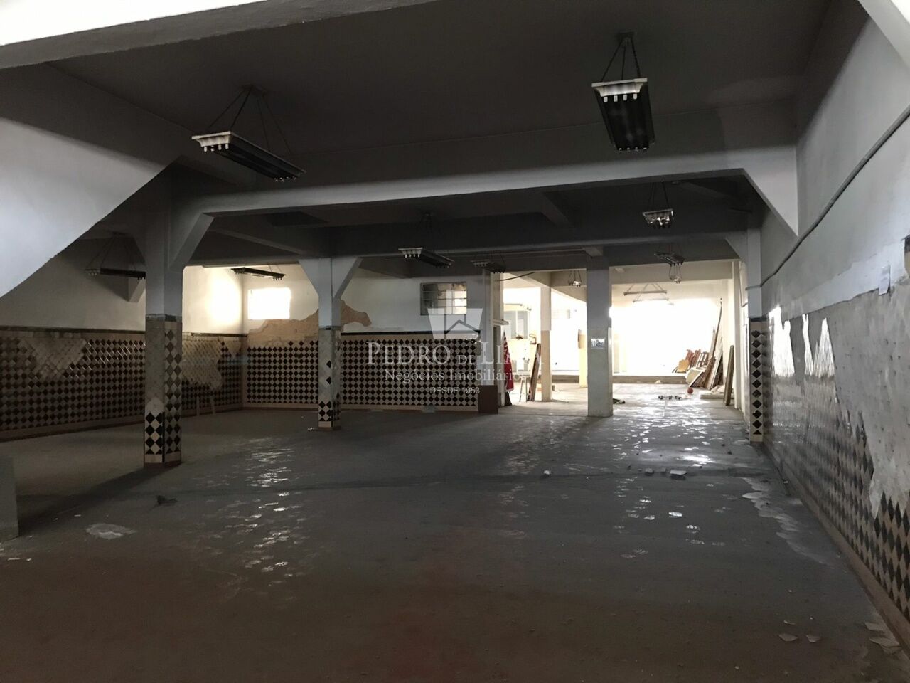Conjunto de Salões na Av. Itinguçu , com 2.400 m² útil, no Melhor Ponto Comercial da Vila Ré! 