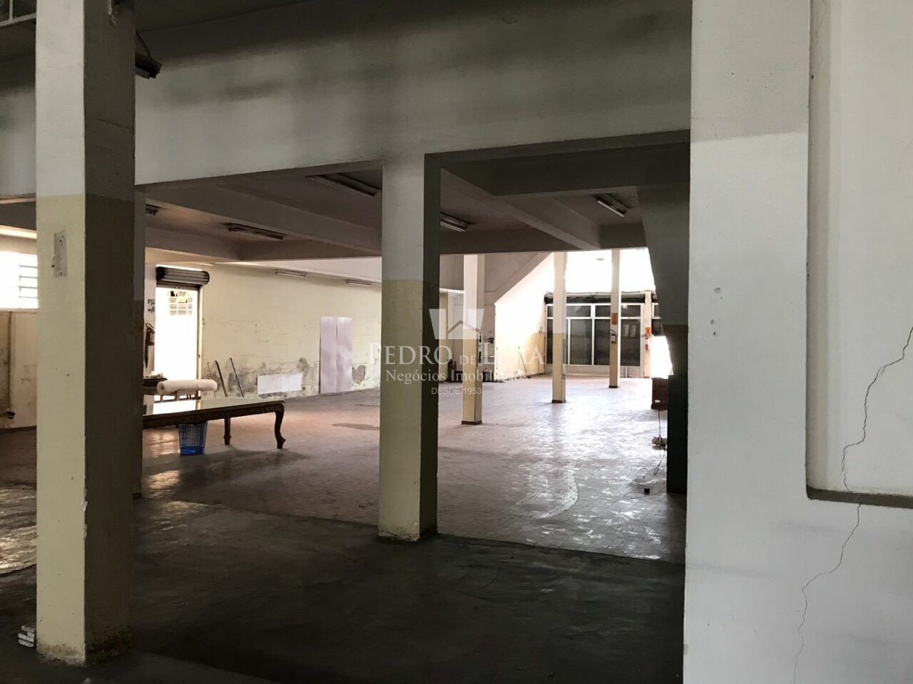 Conjunto de Salões na Av. Itinguçu , com 2.400 m² útil, no Melhor Ponto Comercial da Vila Ré! 