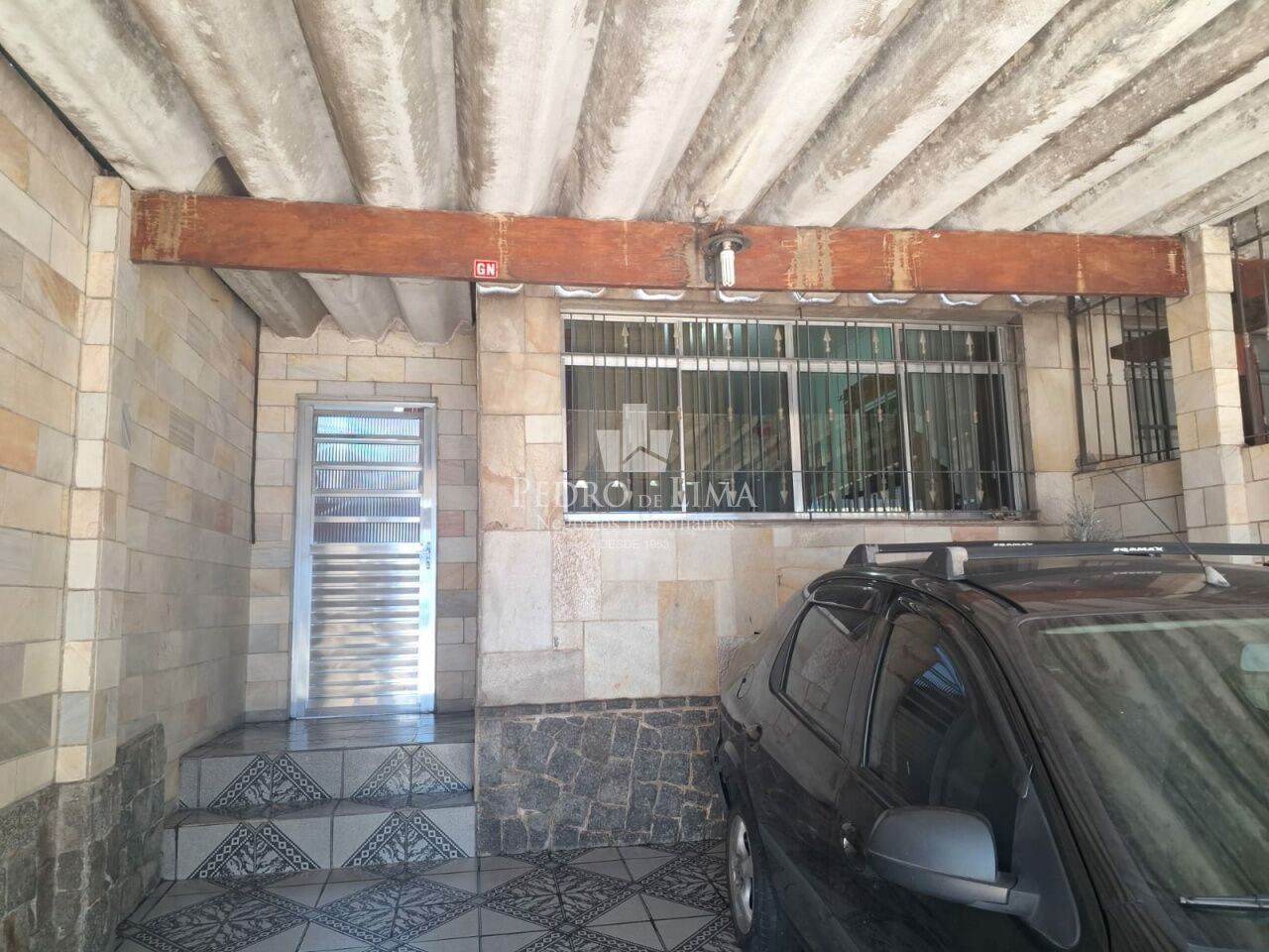 Sobrado frontal á venda conta com 3 quartos,  2 vagas de garagem na Ponte Rasa