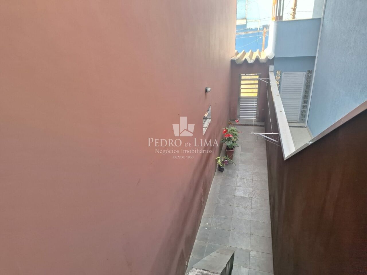 Sobrado frontal á venda conta com 3 quartos,  2 vagas de garagem na Ponte Rasa