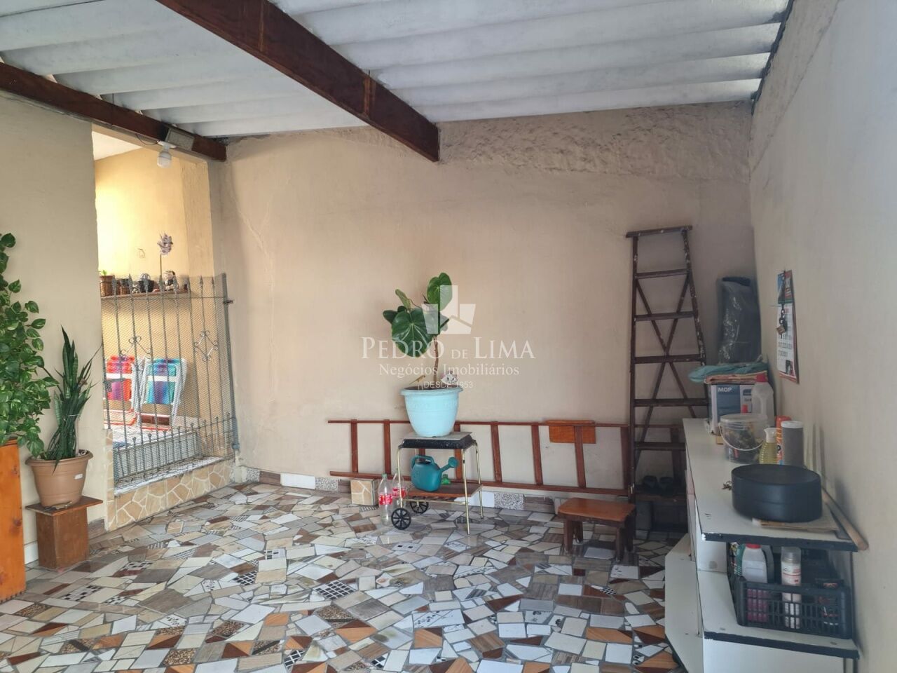 Casa térrea, com dois quartos, sala, cozinha, escritório, 2 banheiros, 2 vagas cobertas no Cangaiba