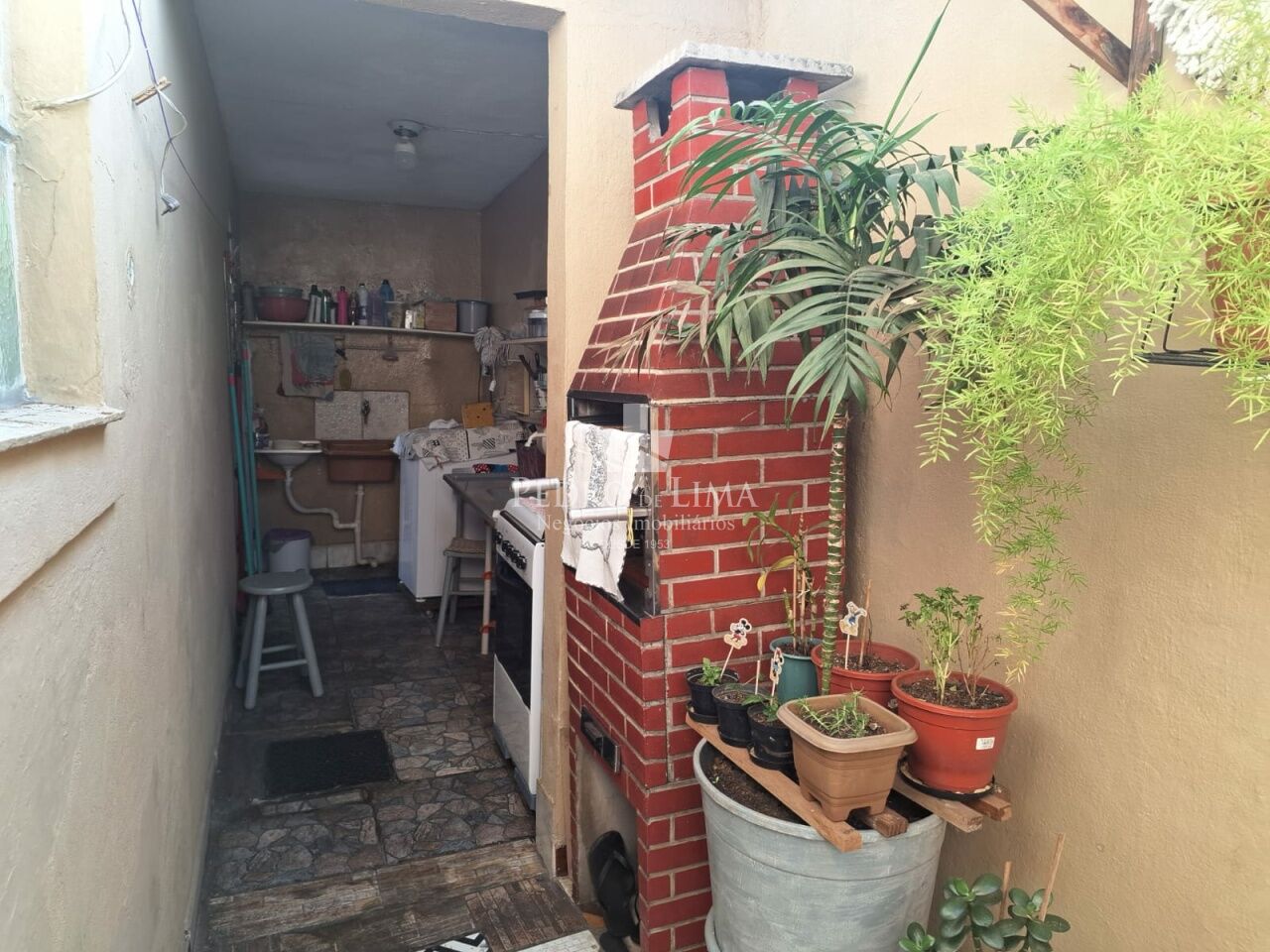 Casa térrea, com dois quartos, sala, cozinha, escritório, 2 banheiros, 2 vagas cobertas no Cangaiba